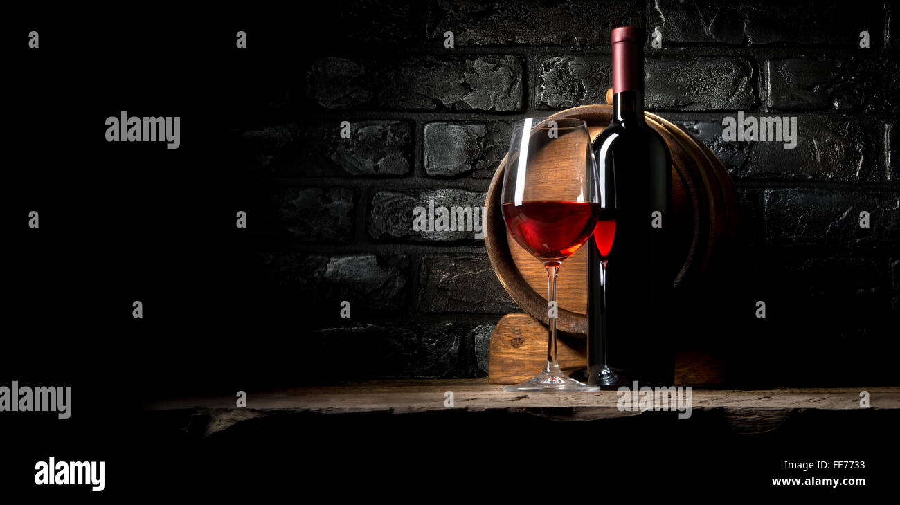 Rotwein auf dem Hintergrund des alten schwarzen Ziegeln Stockfoto