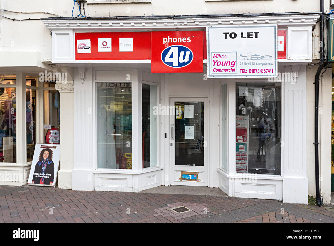 Phones 4U Shop geschlossen und lassen in High Street, Abergavenny, Wales, UK Stockfoto