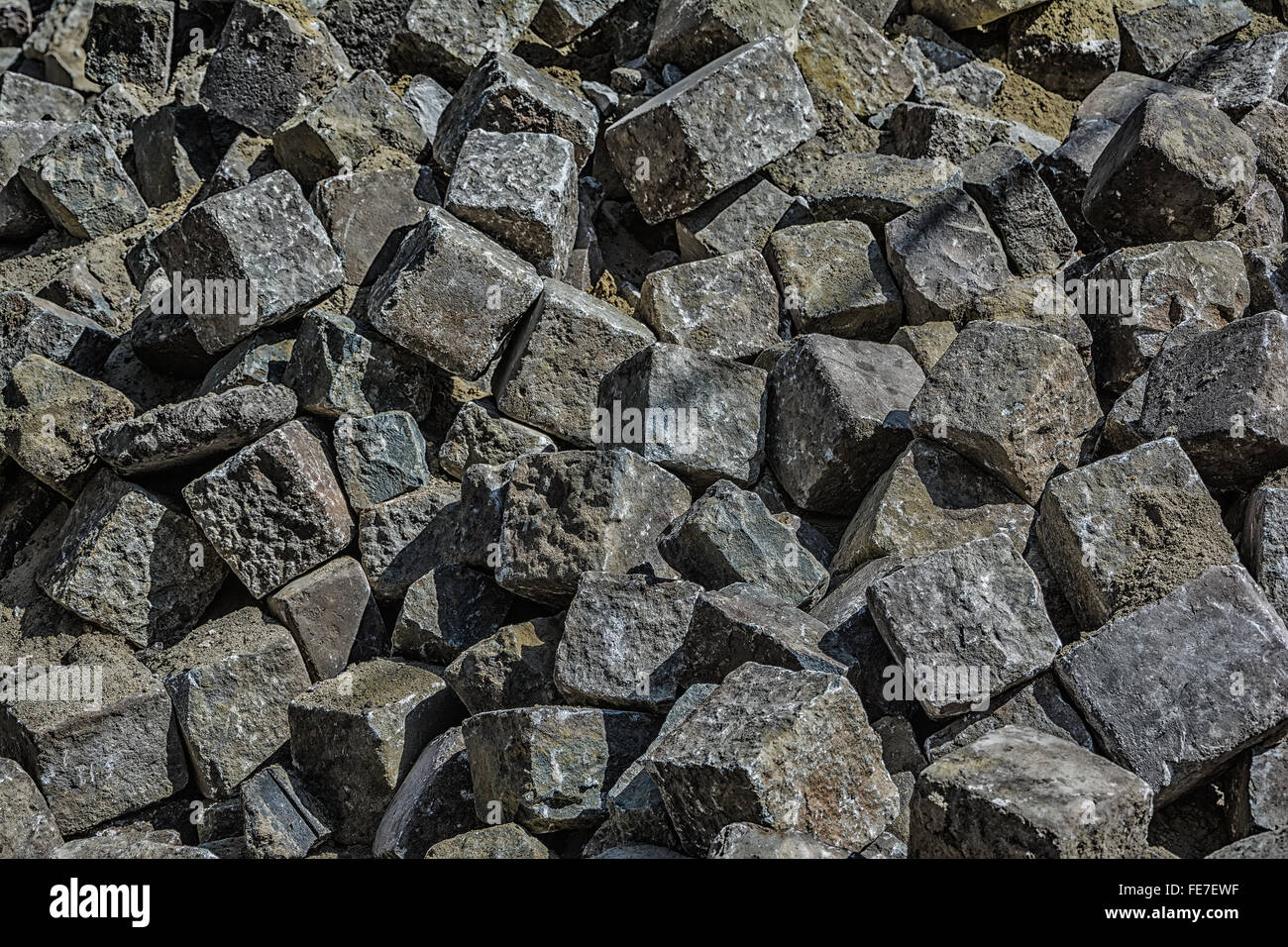 Haufen von alten schmutzigen Pavestone blockiert Hintergrundtextur Stockfoto