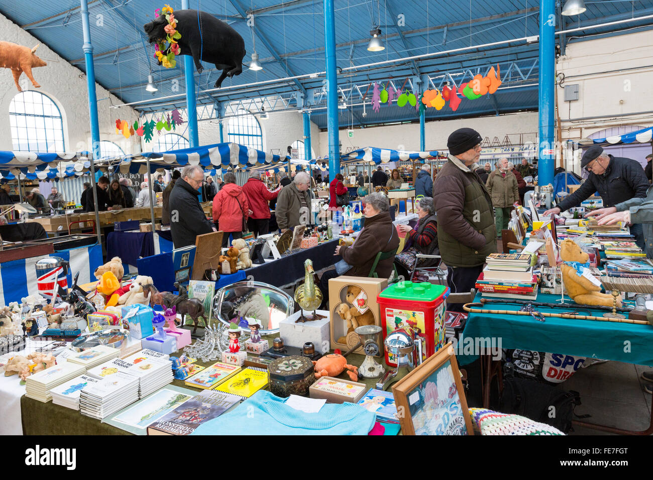 Menschen Surfen im Antik Flohmarkt in Markthalle, Abergavenny, Wales, UK Stockfoto