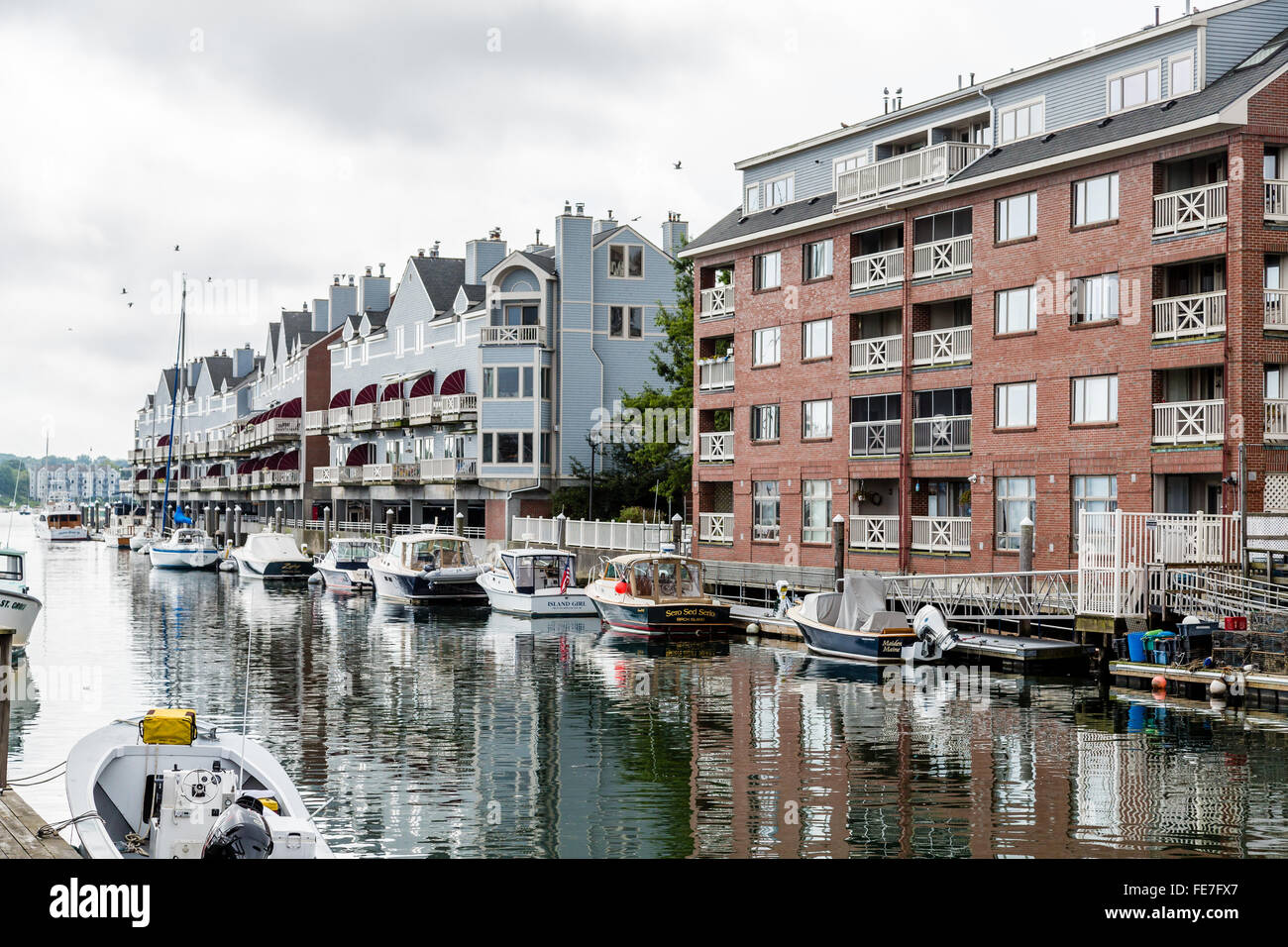 Neue Eigentumswohnungen in Portland, Maine Kanal mit Booten neben Stockfoto