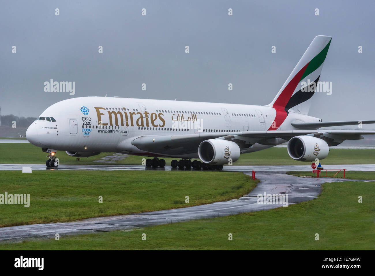 Emirates Airbus A380-800 im nassen Manchester Airport. Stockfoto