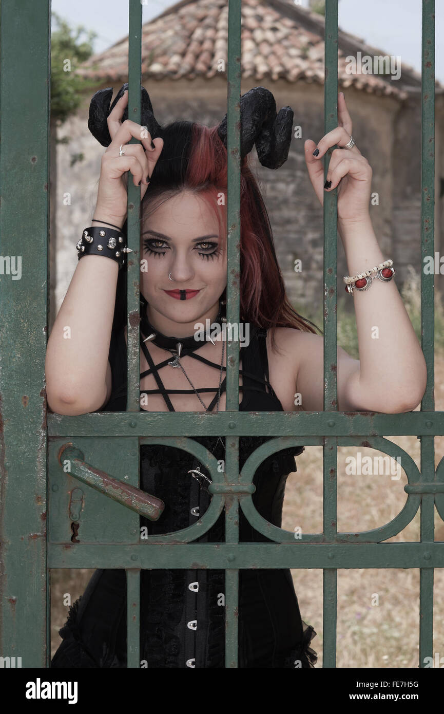 Mädchen hinter dem Gitter Stockfoto