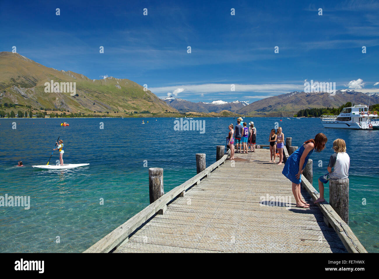 Steg und Lake Wanaka Waterfront im Sommer, Wanaka, Otago, Südinsel, Neuseeland Stockfoto