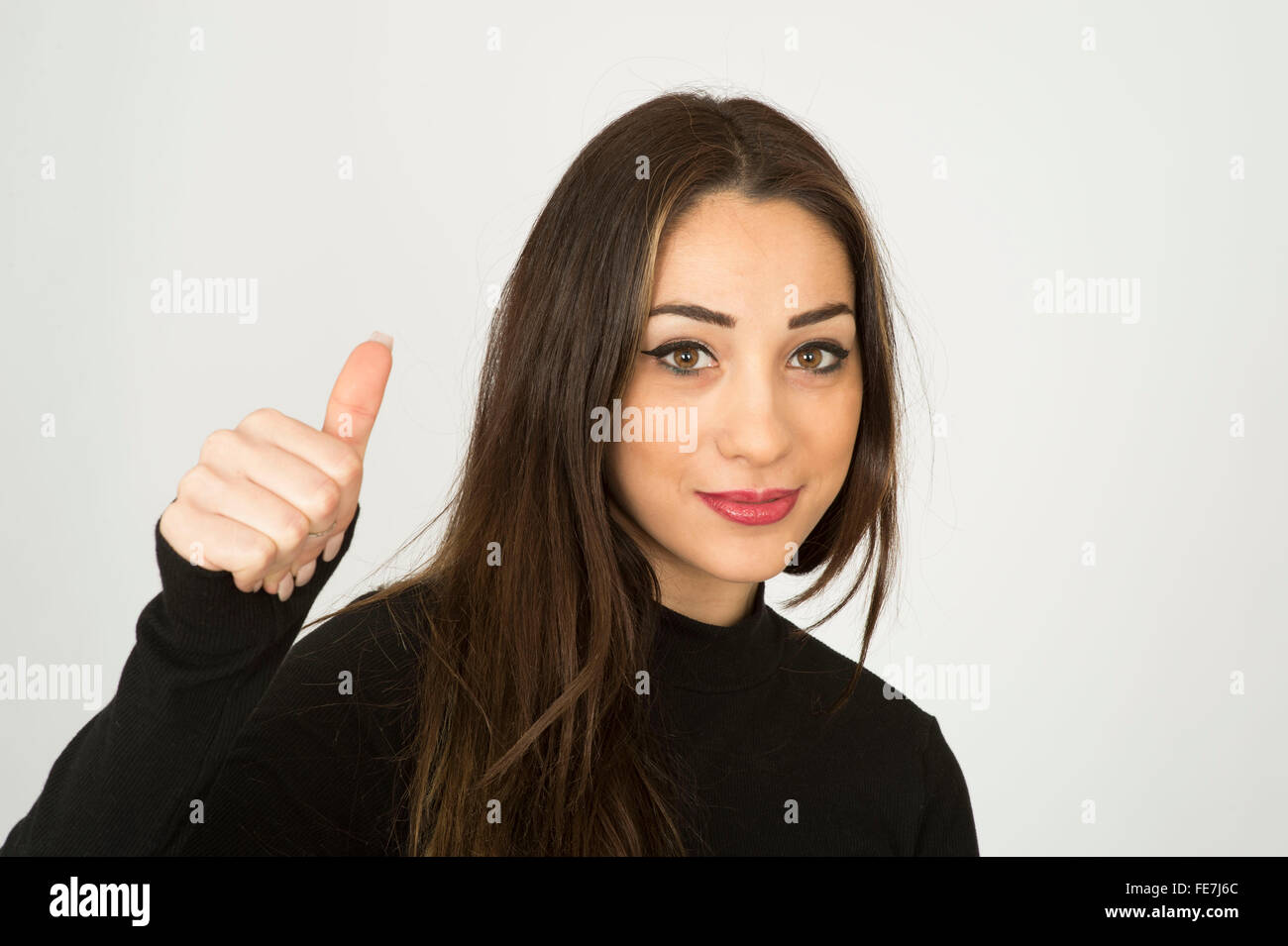 Attraktive überzeugt junge Frau geben Positive Daumen nach oben Geste Stockfoto