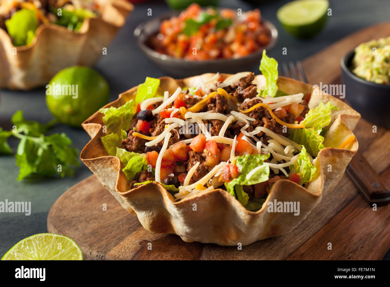 Taco-Salat in einer Tortilla-Schale mit Rindfleisch Käse und Salat Stockfoto