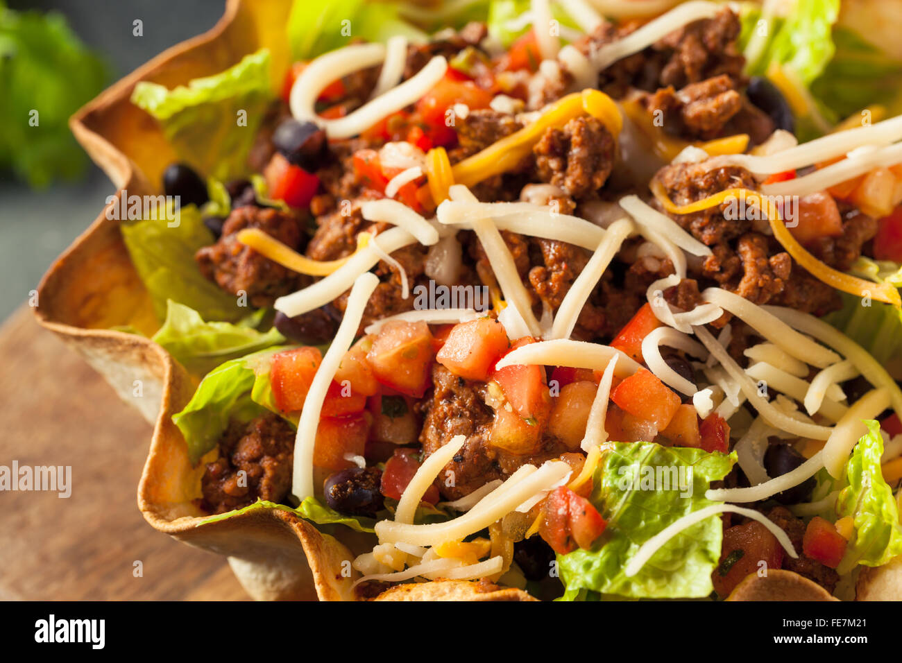 Taco-Salat in einer Tortilla-Schale mit Rindfleisch Käse und Salat Stockfoto