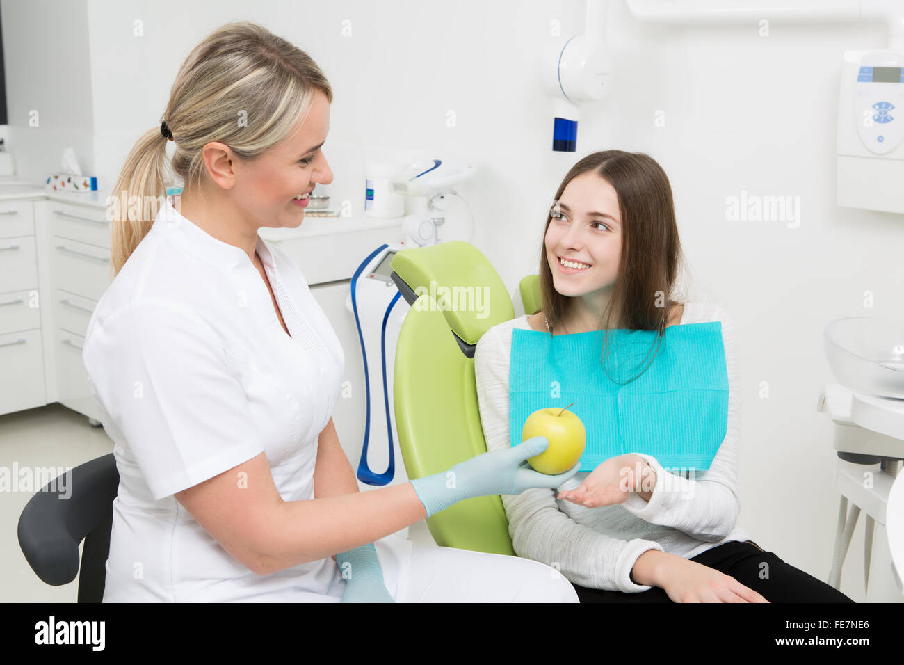 Junge Frau in Zahnarztpraxis Stockfoto