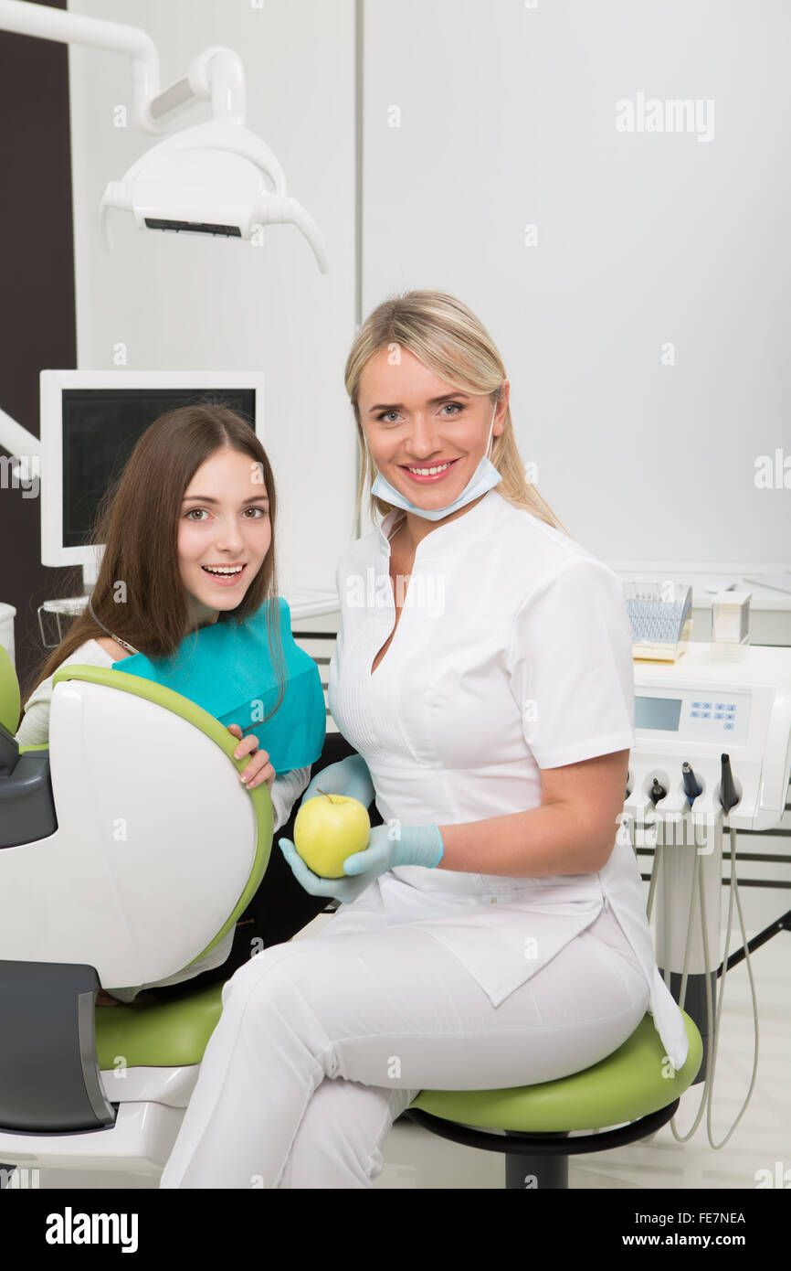 Junge Frau in Zahnarztpraxis Stockfoto