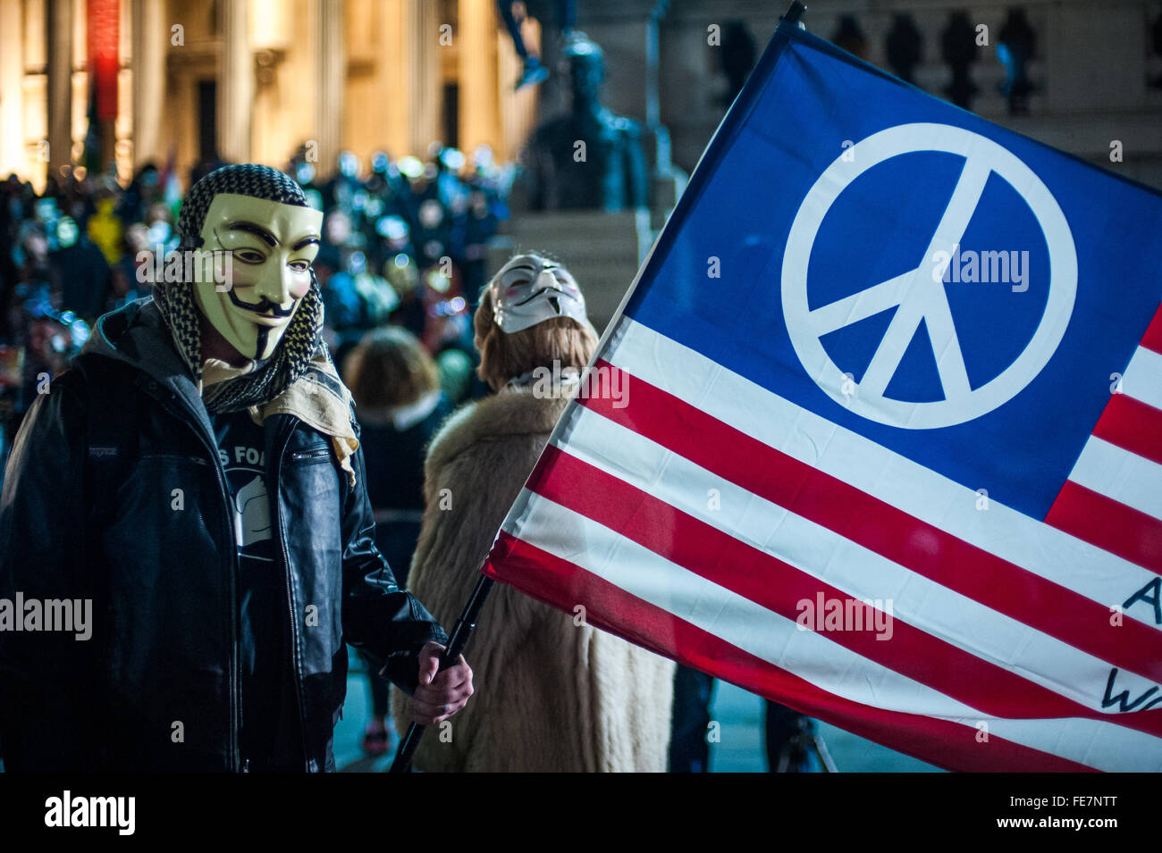 Maskierte Demonstranten mit amerikanischen Flagge, Millionen Maske März, London 2014 Stockfoto