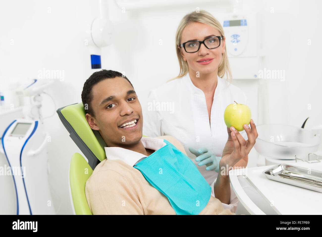 Junger Mann in Zahnarztpraxis Stockfoto