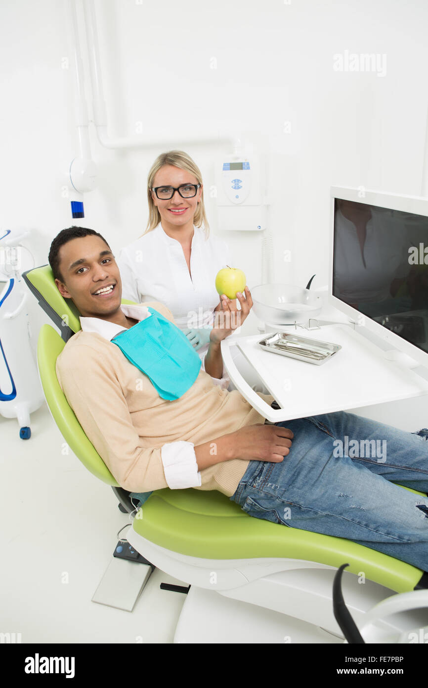 Junger Mann in Zahnarztpraxis Stockfoto