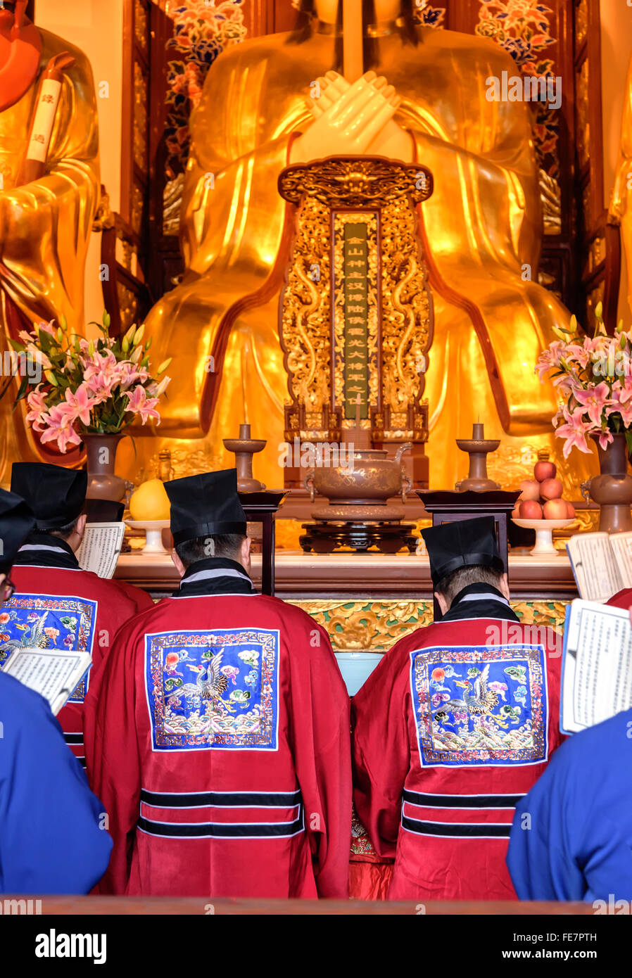 Chinesische Mönche rezitieren die religiöse Schrift im Tempel. Stockfoto