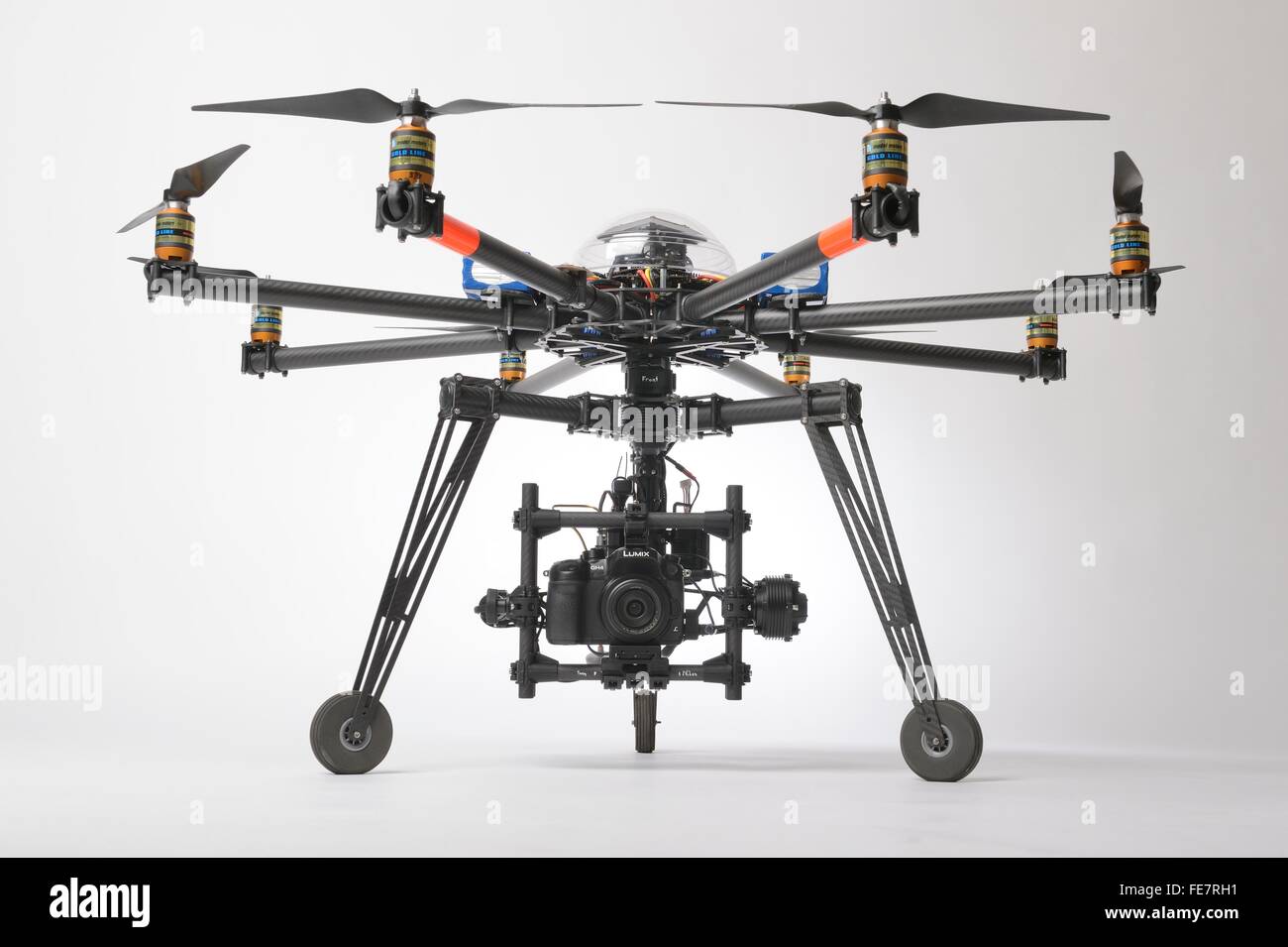 MULTIROTOR Drohne des Typs ein Oktokopter für professionelle Luftaufnahmen  und Kinematographie mit einem stabilisierten gimbal Stockfotografie - Alamy