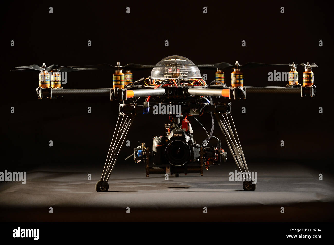 MULTIROTOR Drohne des Typs ein Oktokopter für professionelle Luftaufnahmen und Kinematographie mit einem stabilisierten gimbal Stockfoto