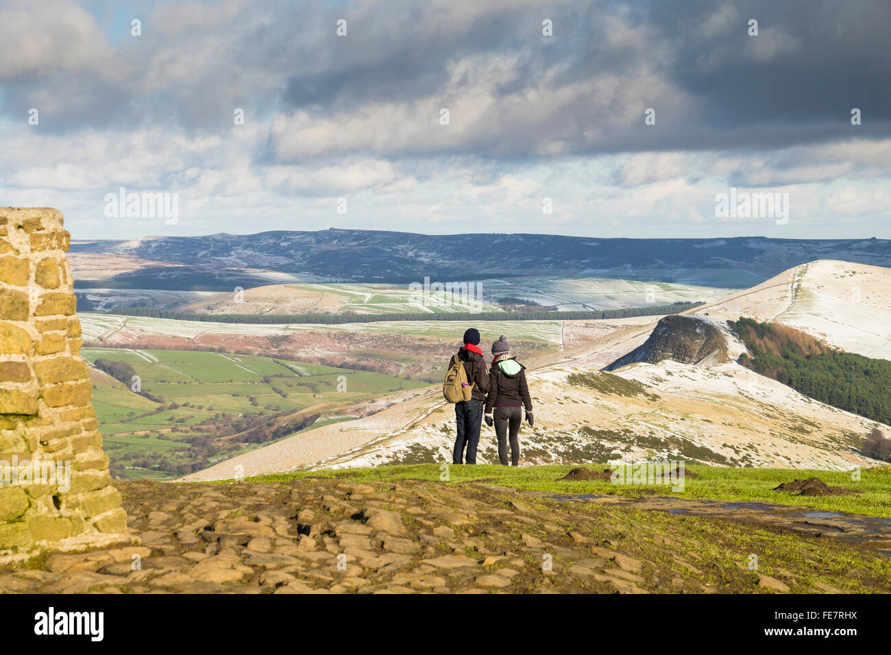 Wanderer auf der Trig weisen auf der Oberseite Mam Tor an einem hellen Wintertag. Stockfoto