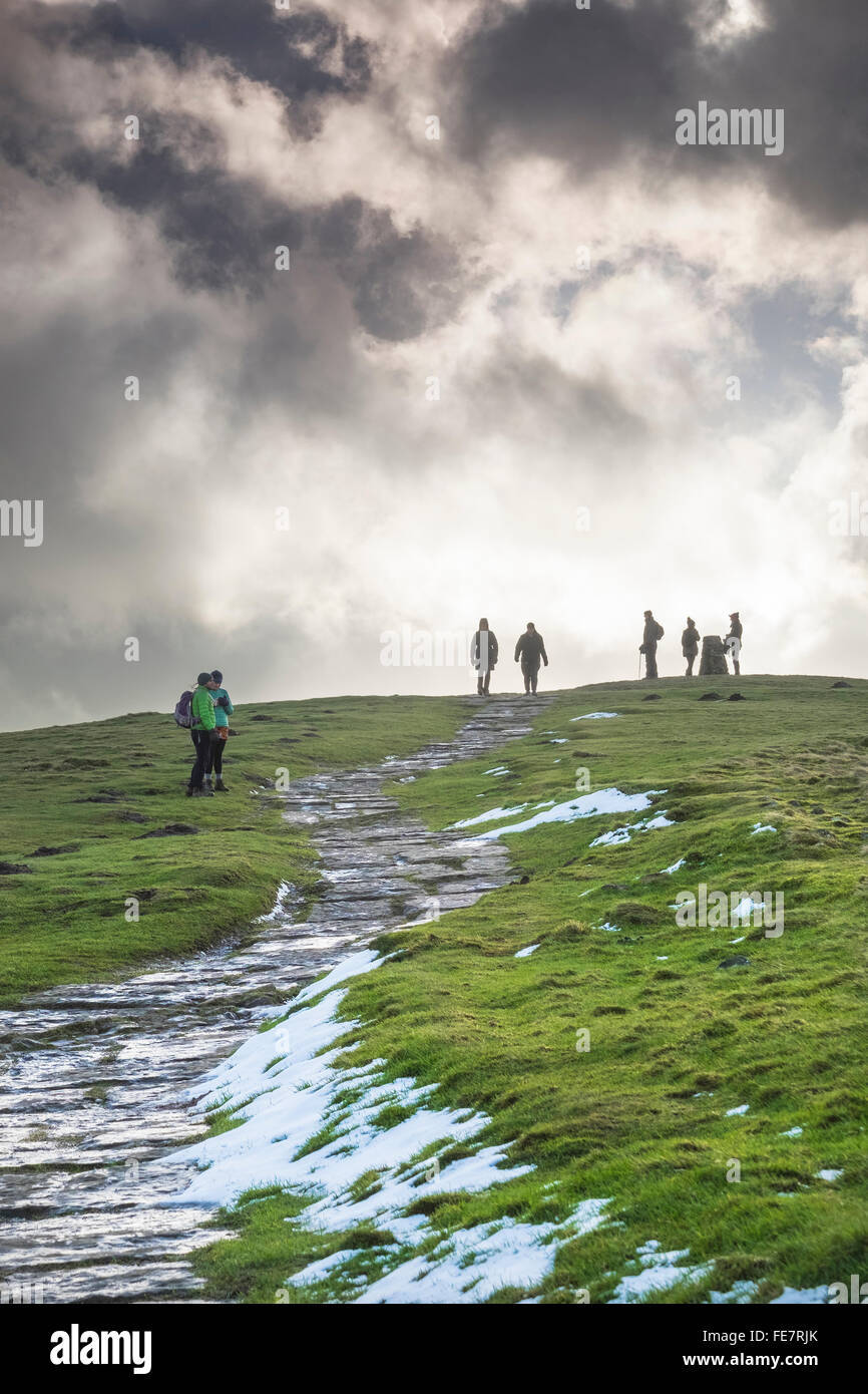 Wanderer auf der Trig weisen auf der Oberseite Mam Tor an einem hellen Wintertag. Stockfoto