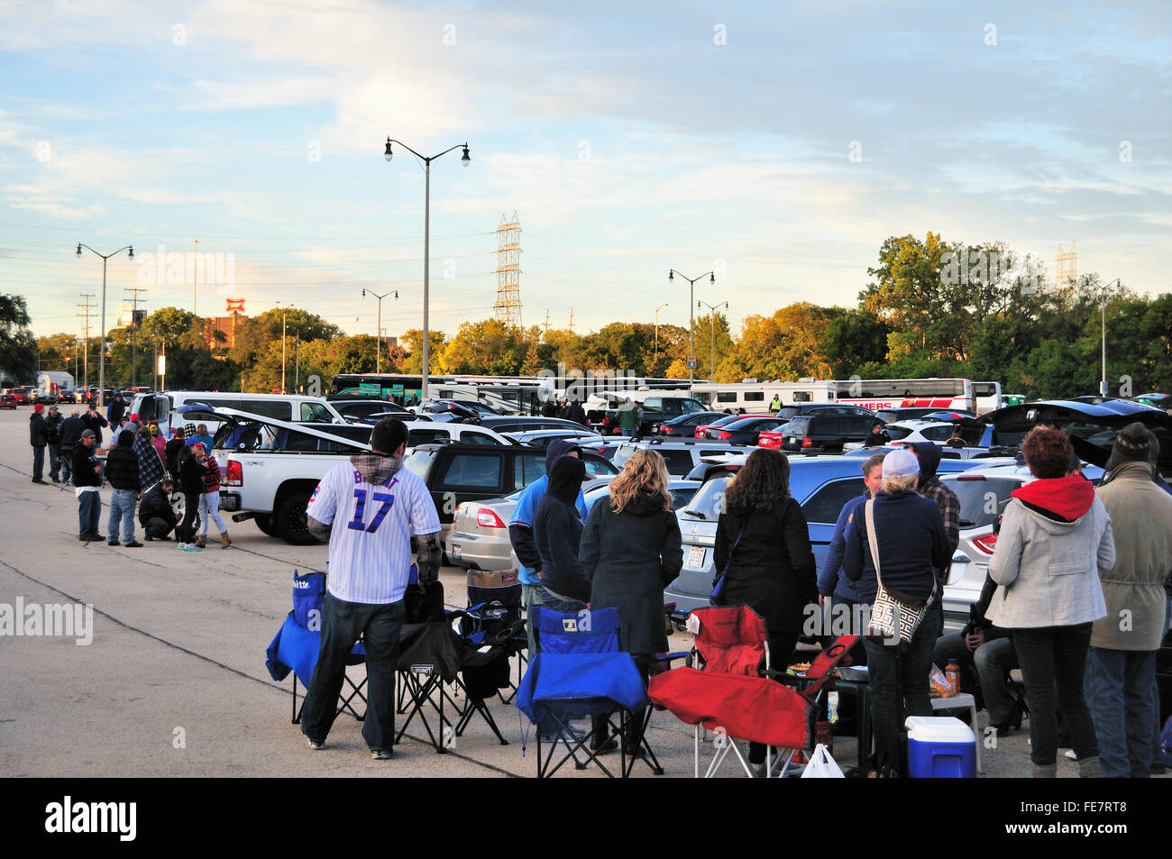 Fans der Chicago Cubs' genießen Heckklappe Parteien auf dem Parkplatz am Miller Park, wo sie gereist, um ihre Mannschaft spielen zu sehen. Milwaukee, Wisconsin, USA. Stockfoto