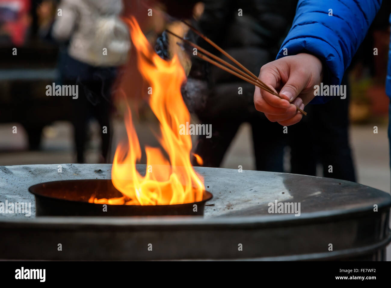 Beleuchtung-Weihrauch stick durch einen Brand im chinesischen Tempel. Stockfoto