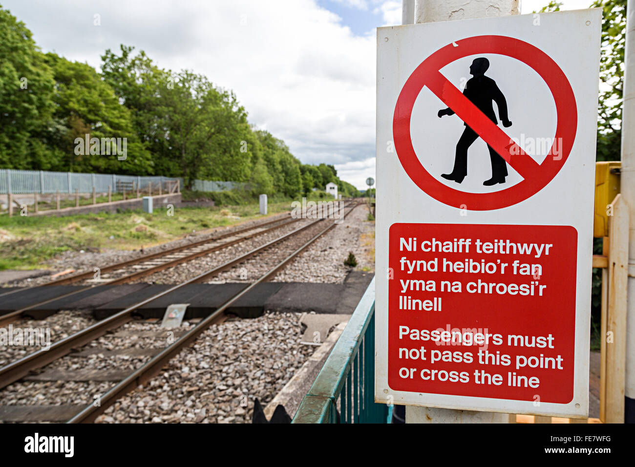Passagiere müssen nicht kreuzen Bahnstrecke Warnzeichen am Bahnhof, Abergavenny, Wales, UK Stockfoto