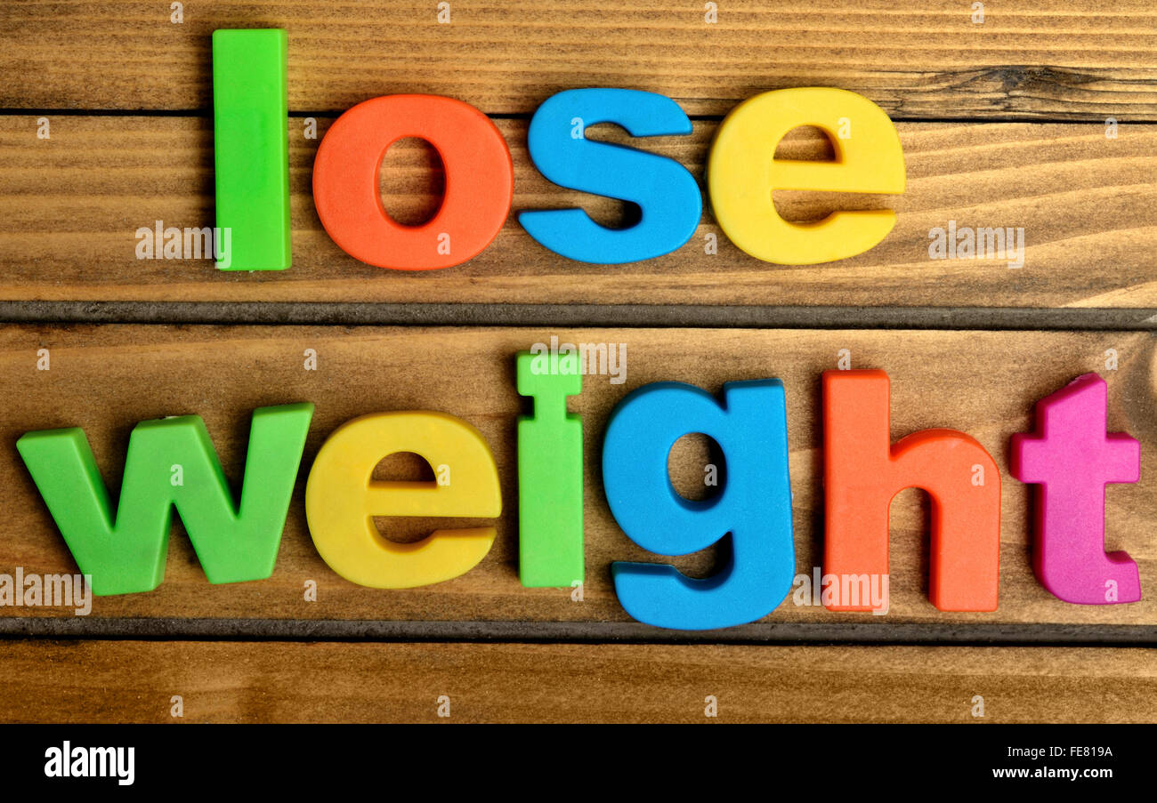 Bunte verlieren Gewicht Wort auf Holztisch Stockfoto
