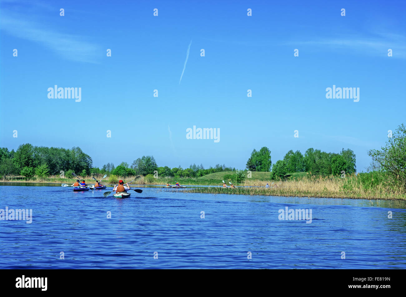 Frühling Fluss reisen Studenten Schulgruppe auf Kanus - Mai 2011. Stockfoto