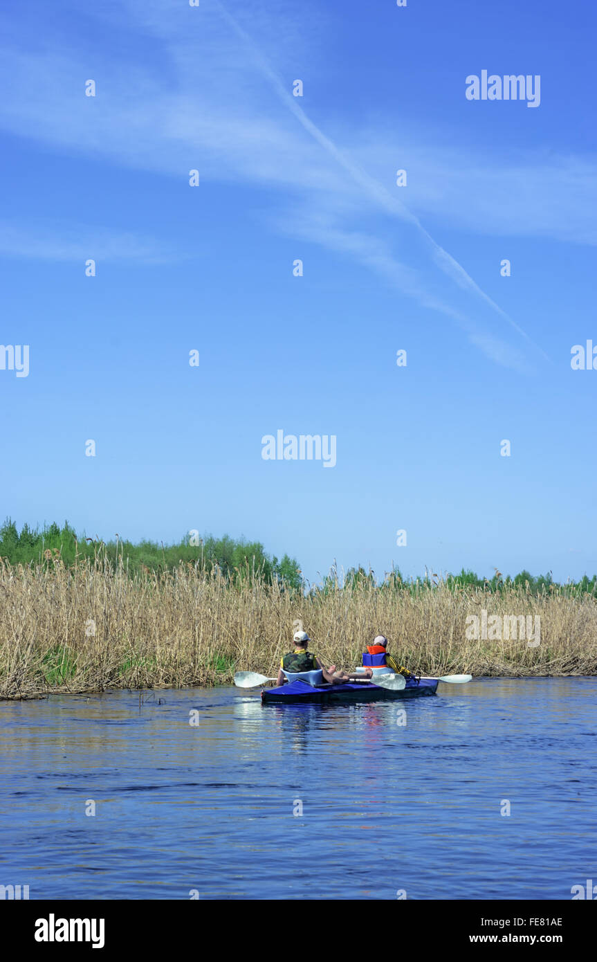 Frühling Fluss reisen Studenten Schulgruppe auf Kanus - Mai 2011. Stockfoto