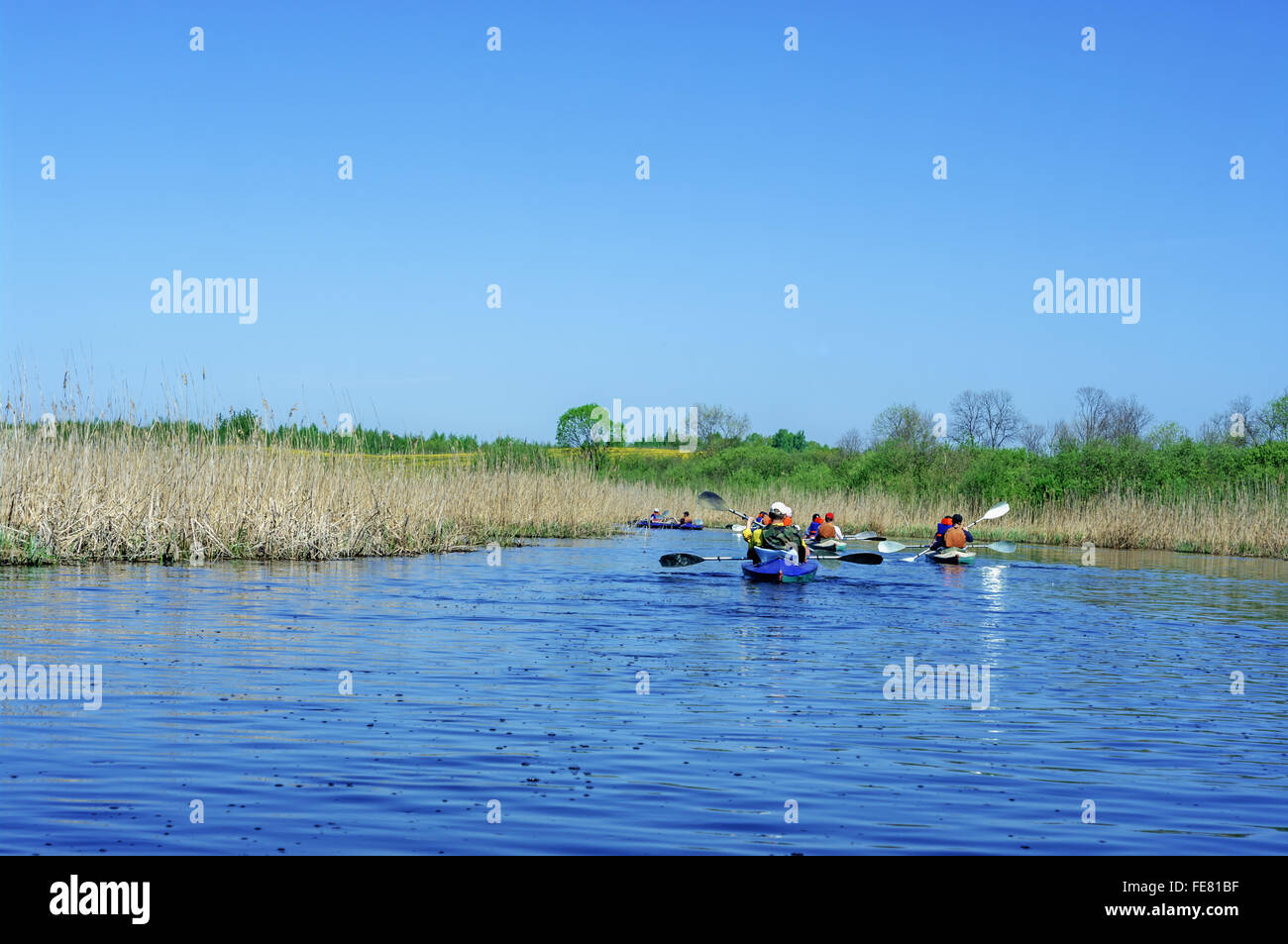 Frühling Fluss reisen Studenten Schulgruppe auf Kanus - Mai 2011. Stockfoto