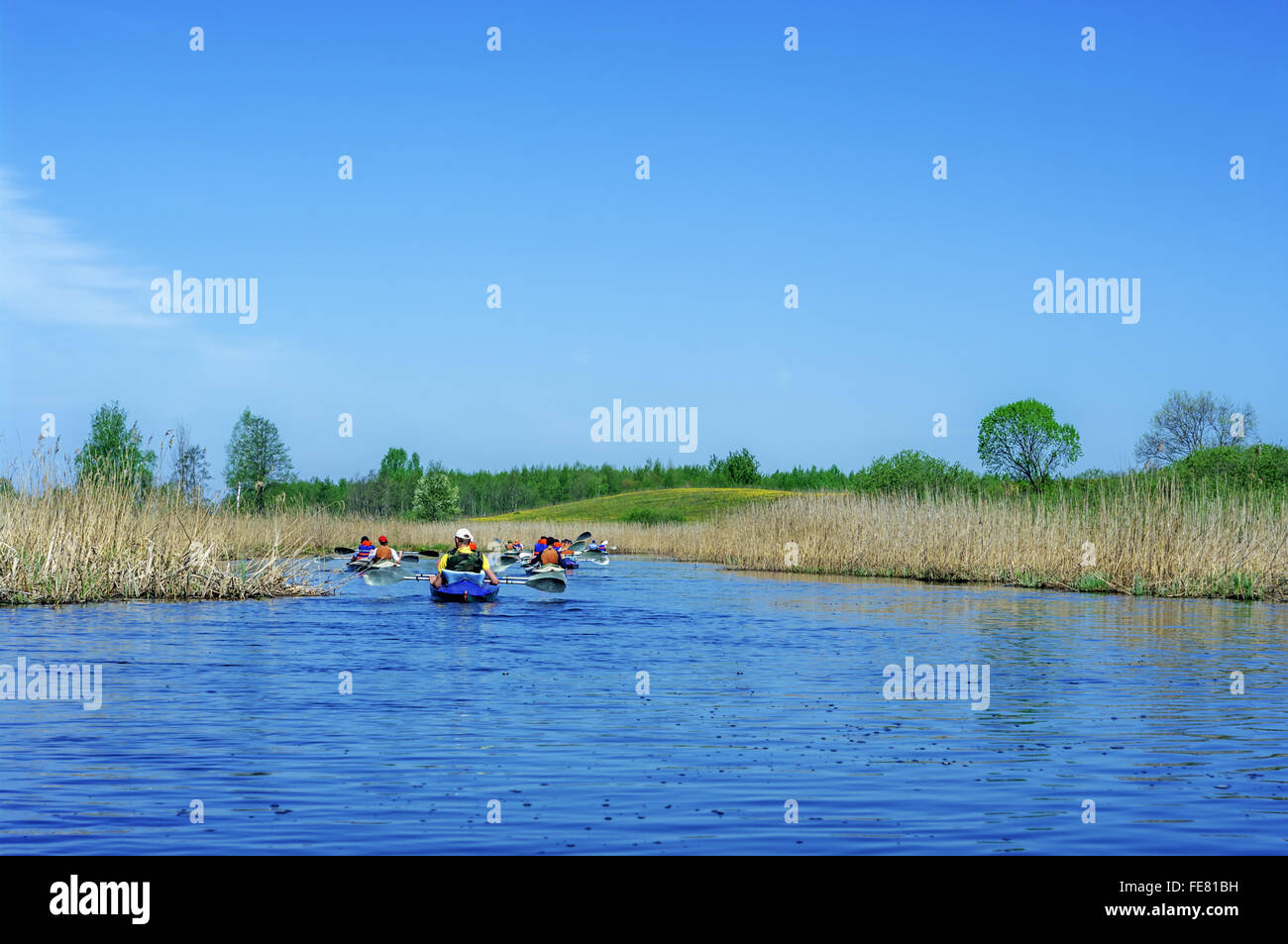 Frühling Fluss reisen Studenten Schulgruppe auf Kanus - Mai 2011. Stockfoto