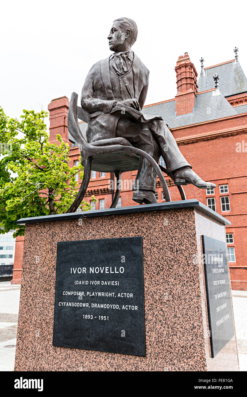 Statue von Ivor Novello, Bucht von Cardiff, Wales, UK Stockfoto