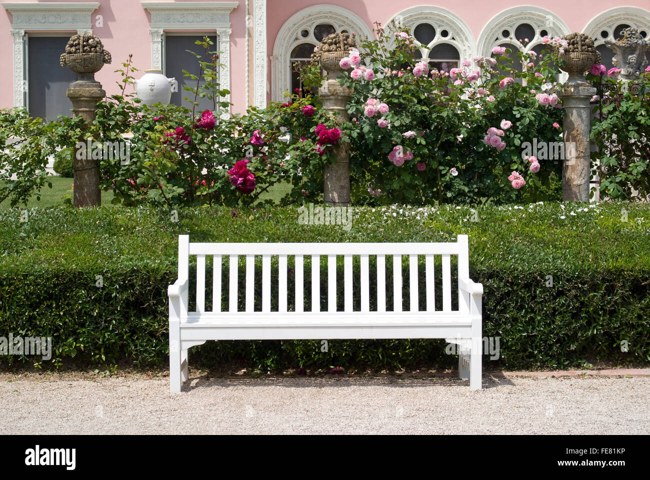 Gartenbank in gepflegten Ambiente Stockfoto