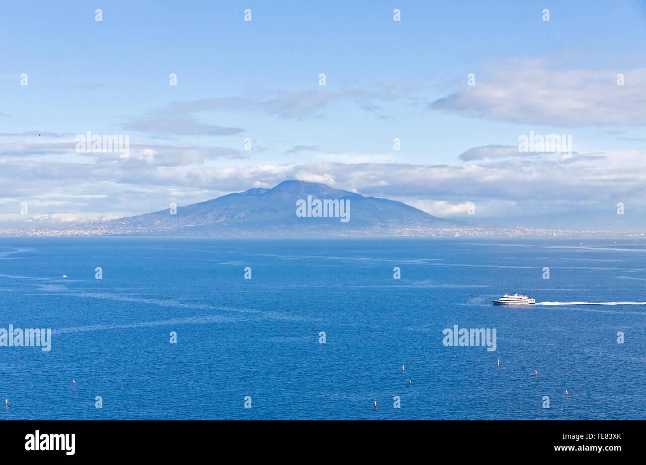 Malerische Aussicht auf den Golf von Neapel und den Vesuv im Hintergrund. Blick vom Sorrento City, Kampanien, Italien Stockfoto