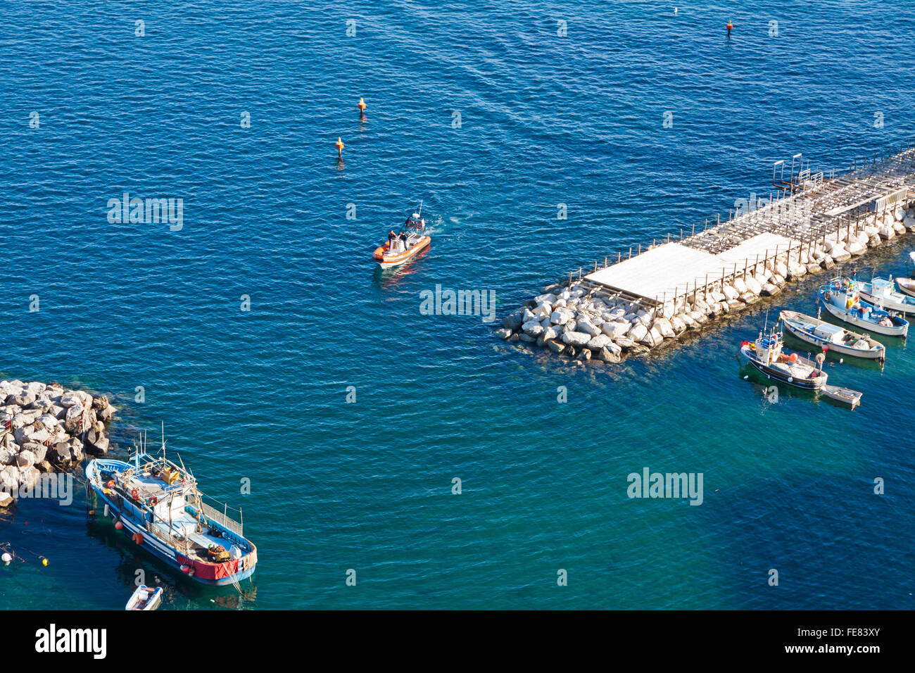 Kleine Bucht in Sorrento Küste, Golf von Neapel, Italien Stockfoto