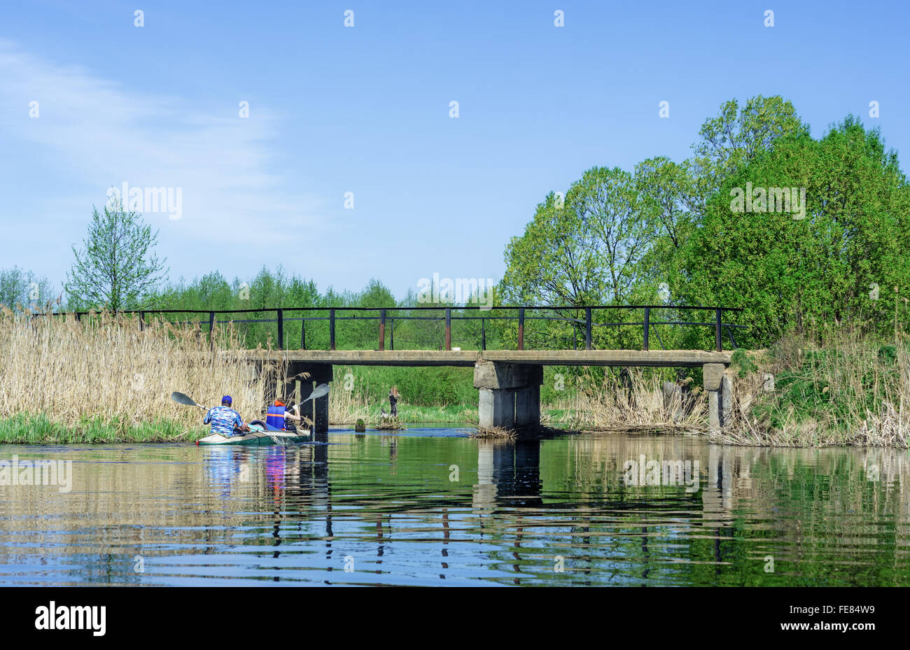 Frühling Fluss reisen Studenten Schulgruppe auf Kanus - Mai 2011. Stockfoto