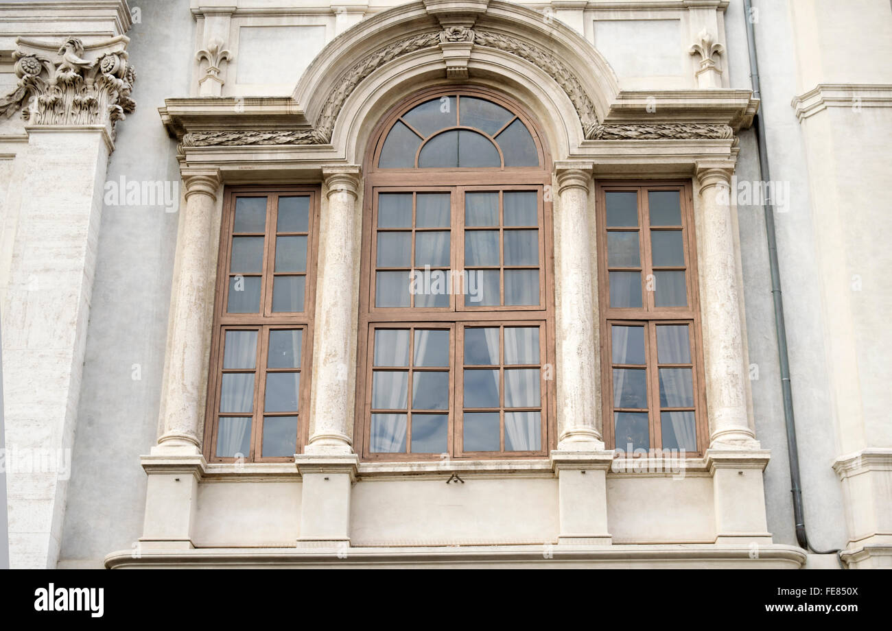 historische Architektur in einem dekorativen Fenster im historischen Zentrum von Rom Stockfoto