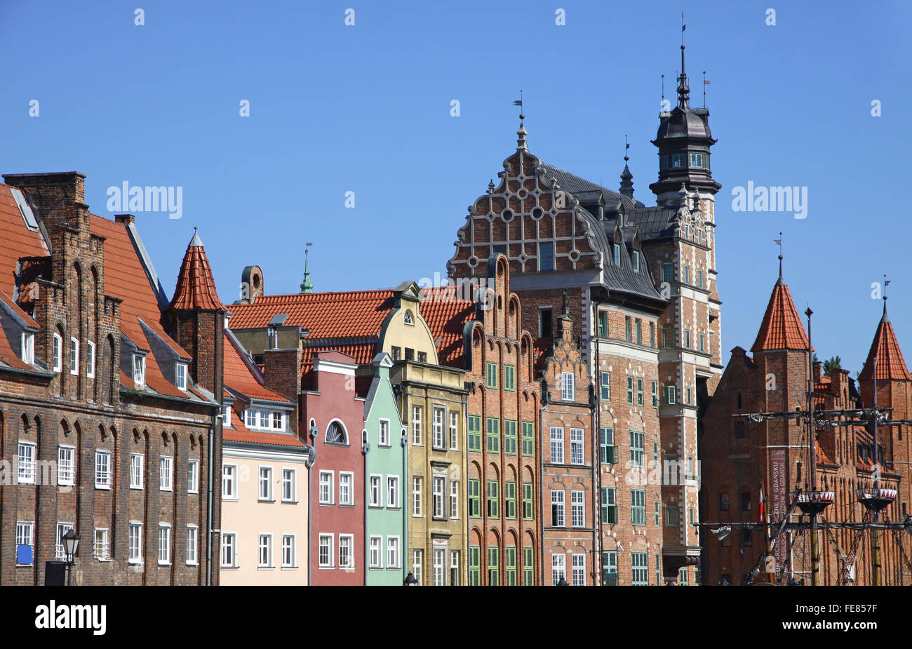 Bunte Altbauten mit blauem Himmelshintergrund Długie Pobrzeże Street in der City von Gdansk (Danzig), Polen Stockfoto