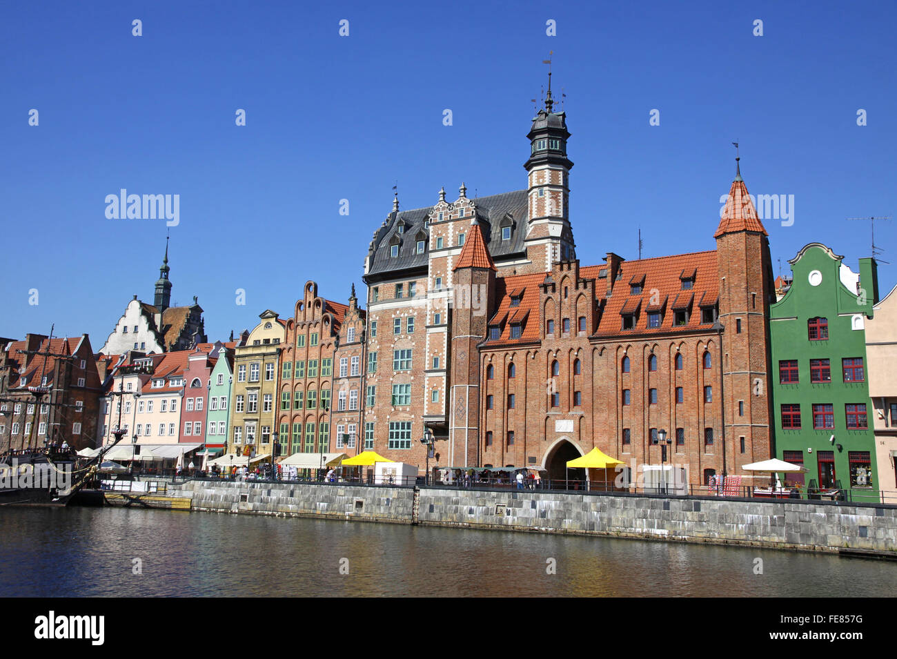 Bunte Altbauten mit blauem Himmelshintergrund Dlugie Pobrzeze Street in der City von Gdansk (Danzig), Polen Stockfoto
