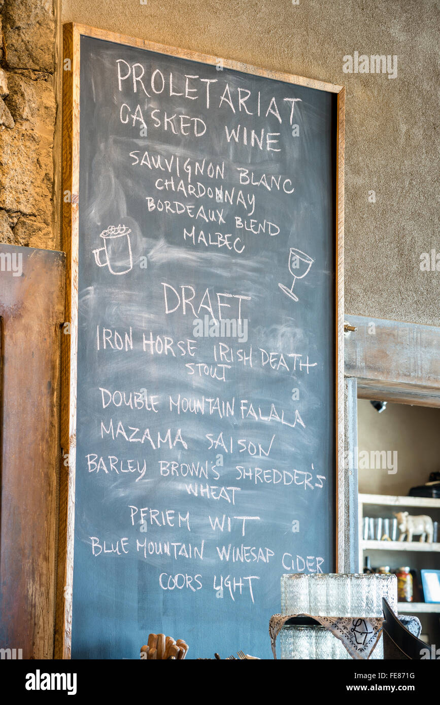 Bier vom Fass und Weinkarte in der Lostine Taverne, eine Farm zu Tisch Restaurant in Lostine, Oregon. Stockfoto