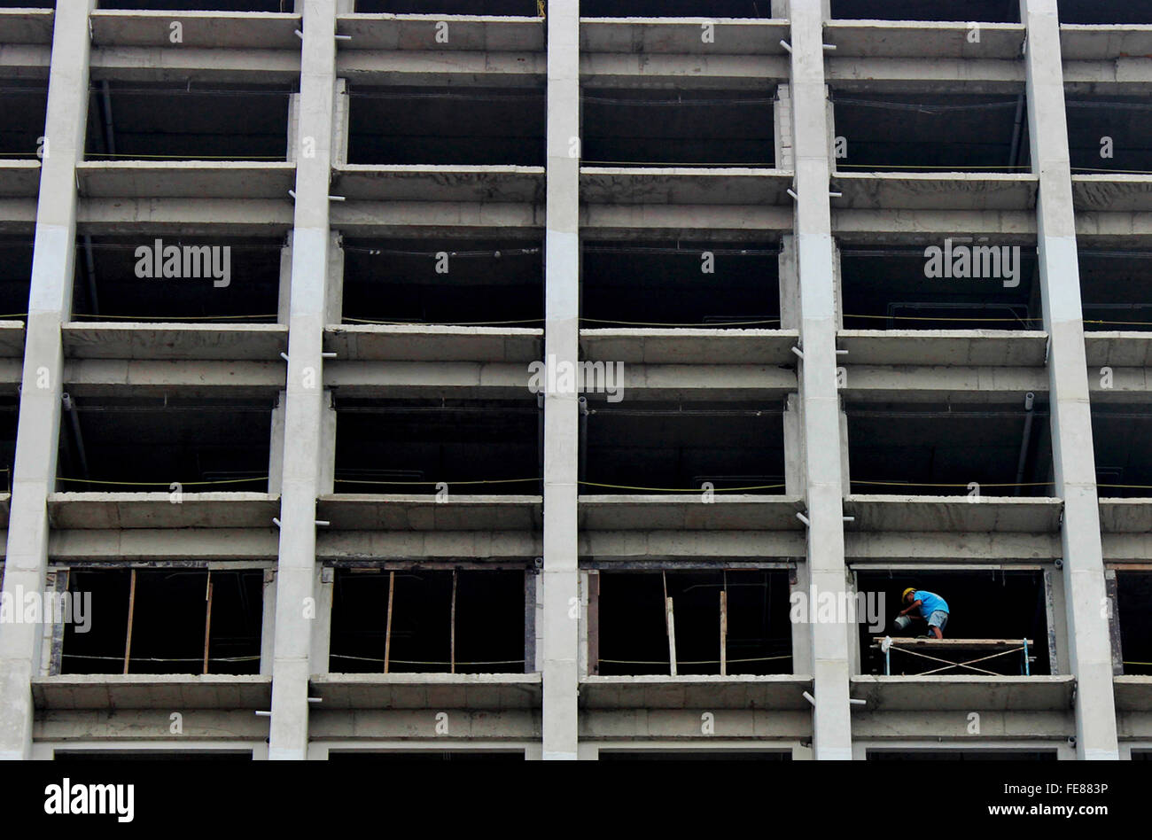 Arbeiter vervollständigen die Wohnung Mampang Gebiet in Süd-Jakarta. Wachstum der Weltwirtschaft im Jahr 2016 wird enttäuschend und zitternden Stimme. Geschäftsführender Direktor des Internationalen Währungsfonds (IWF) Christine Lagarde erwähnt eine Reihe von Faktoren hinter der Erscheinung der düsteren Prognosen. D.h. ein Anstieg des Zinsniveaus Bezugspunkt in den Vereinigten Staaten (US), Verlangsamung des Wirtschaftswachstums in China, die Finanzsysteme in den meisten Ländern sind noch fragil, sowie die Auswirkungen der niedrigen Rohölpreise gegen Länder Produzenten. (Foto von Sutrisno Bewohner/Pacific Press) Stockfoto