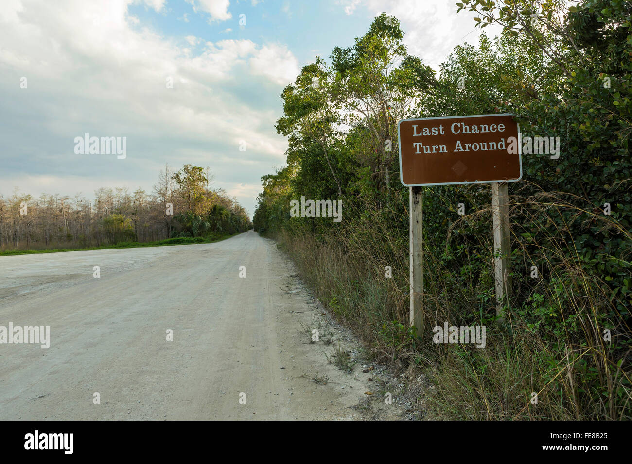 Roud, Evergades, Info Zeichen - letzte CHANCE TURN AROUND in Florida Everglades Landschaft. Florida Stockfoto