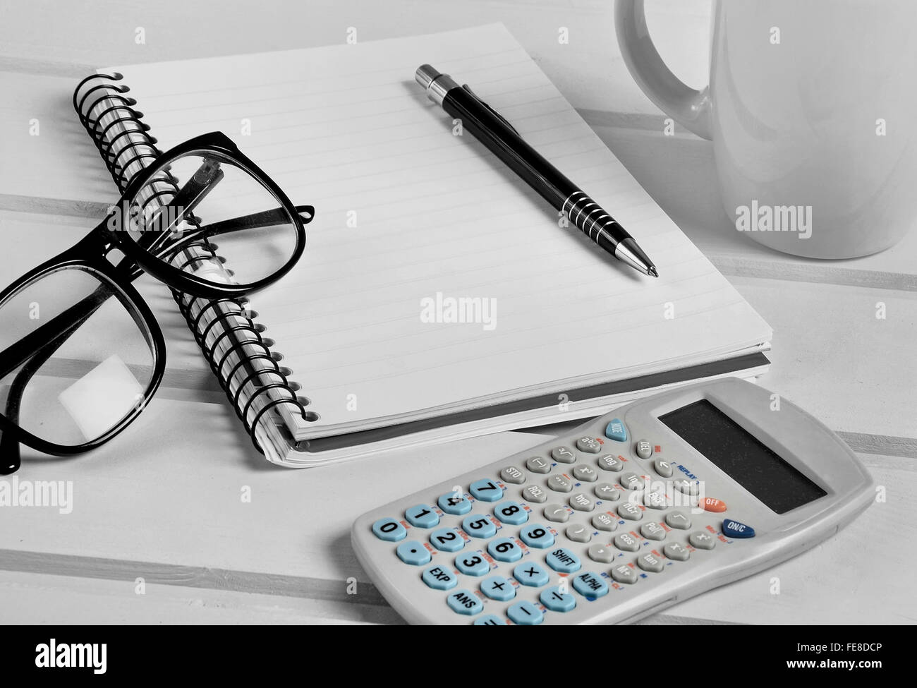 Notebook mit Brille und Taschenrechner Stockfoto