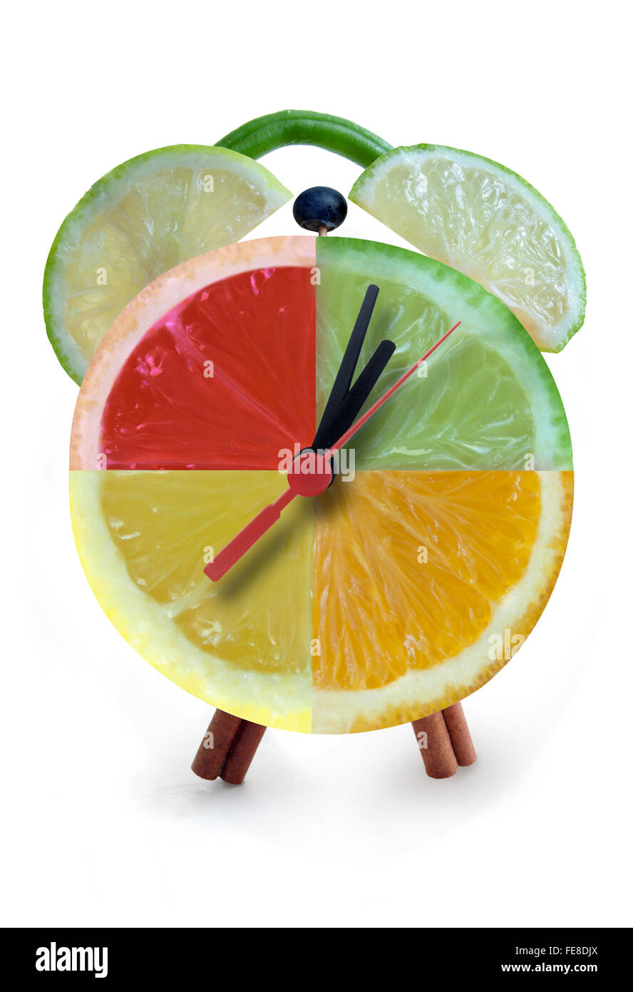 Uhr aus Zitrusfrüchten und Gemüse mit Uhrzeigern gemacht Stockfoto