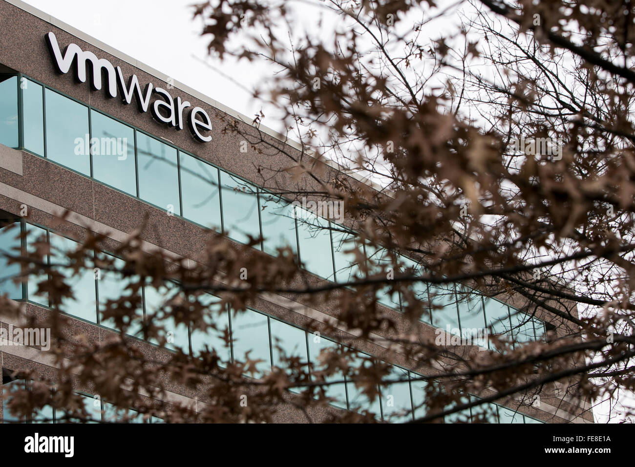 Ein Logo Zeichen außerhalb eines Bürogebäudes von VMware, Inc., in Reston, Virginia am 1. Januar 2016 besetzt. Stockfoto