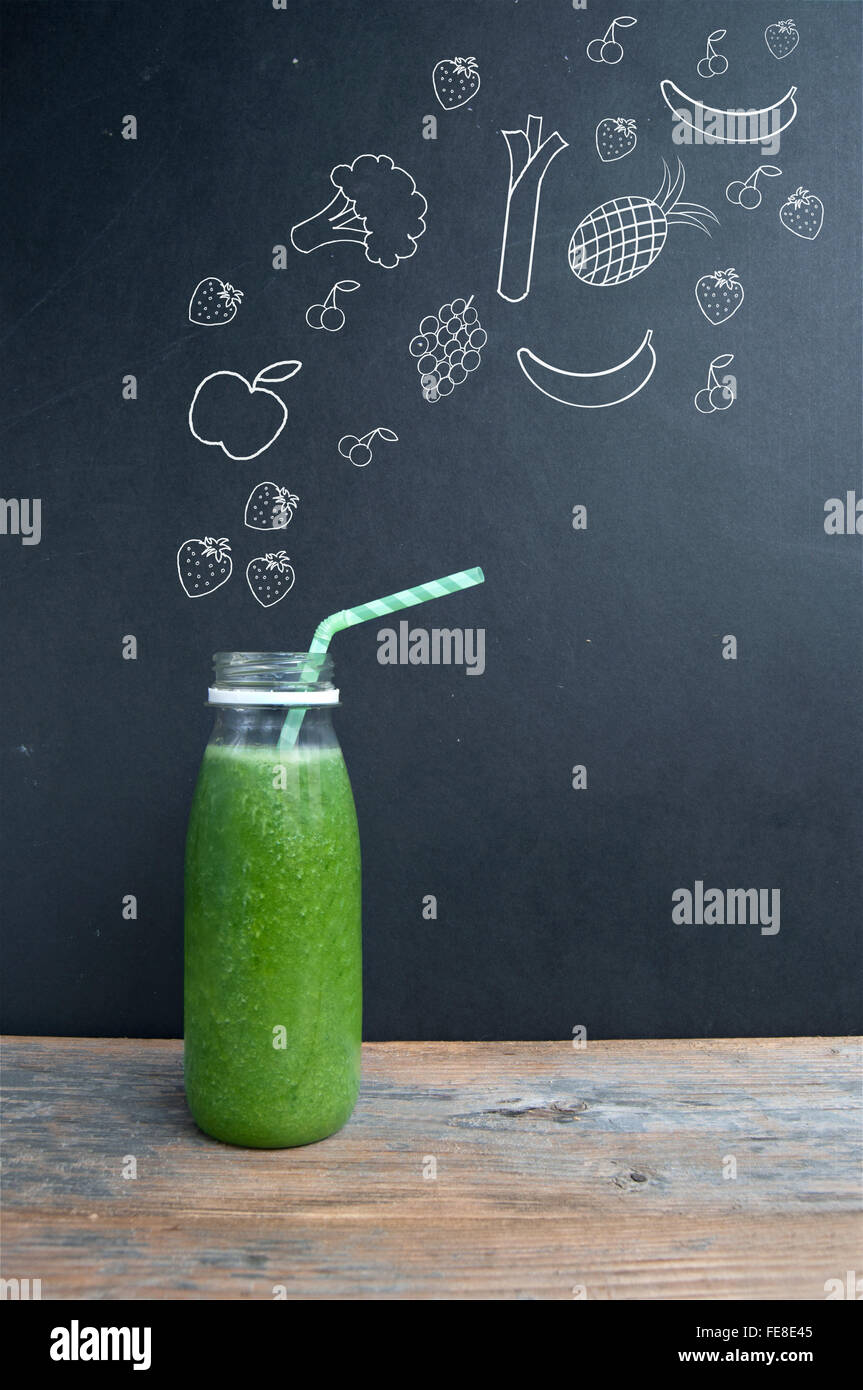 Obst und Gemüse Smoothie mit skizzierten Zutaten erscheinen in einer Getränkeflasche mit einem Strohhalm fallen Stockfoto