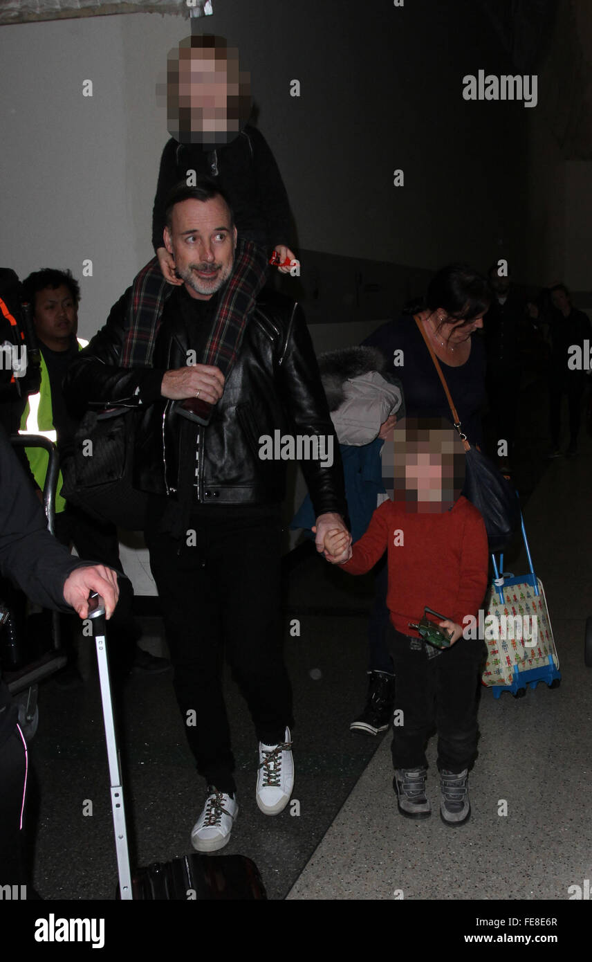 David Furnish fährt auf einem Flug von Los Angeles International Airport (LAX) mit Familie Featuring: David Furnish, Zachary Jackson Levon Furnish-John, Elijah Joseph Daniel Furnish-John Where: Los Angeles, California, Vereinigte Staaten von Amerika bei: 4. Januar 2016 Stockfoto