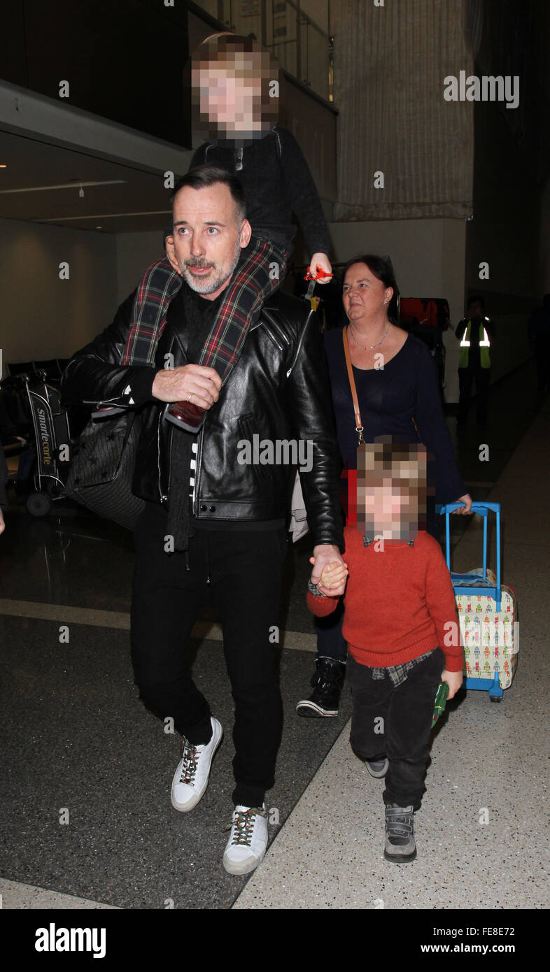 David Furnish fährt auf einem Flug von Los Angeles International Airport (LAX) mit Familie Featuring: David Furnish, Zachary Jackson Levon Furnish-John, Elijah Joseph Daniel Furnish-John Where: Los Angeles, California, Vereinigte Staaten von Amerika bei: 4. Januar 2016 Stockfoto