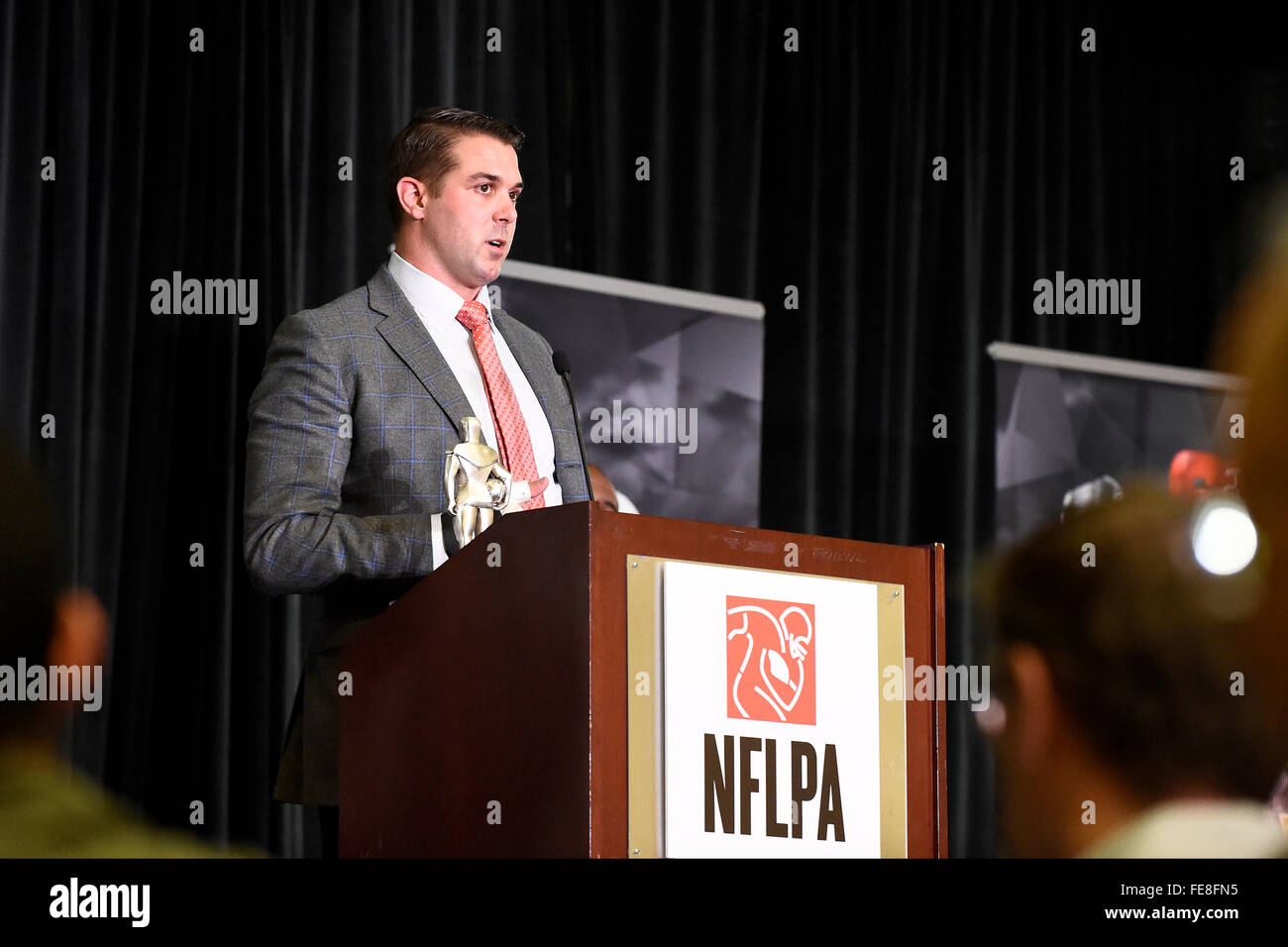 San Jose, Kalifornien, USA. 4. Februar 2016. Donnerstag, 4. Februar 2016: Zak DeOssied von den New York Giants beantwortet eine Frage während der National Football League Player Association Press Conference im Moscone Center in San Francisco, Kalifornien. Eric Canha/CSM Credit: Cal Sport Media/Alamy Live-Nachrichten Stockfoto