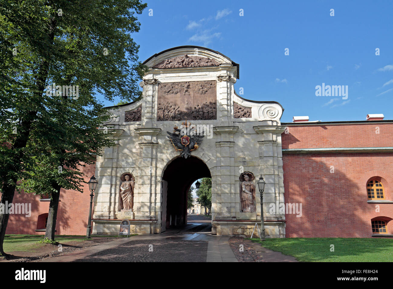 Die Petrovskiy Fassade und Tor in der Peter-Pauls-Festung in St. Petersburg, Russland. Stockfoto