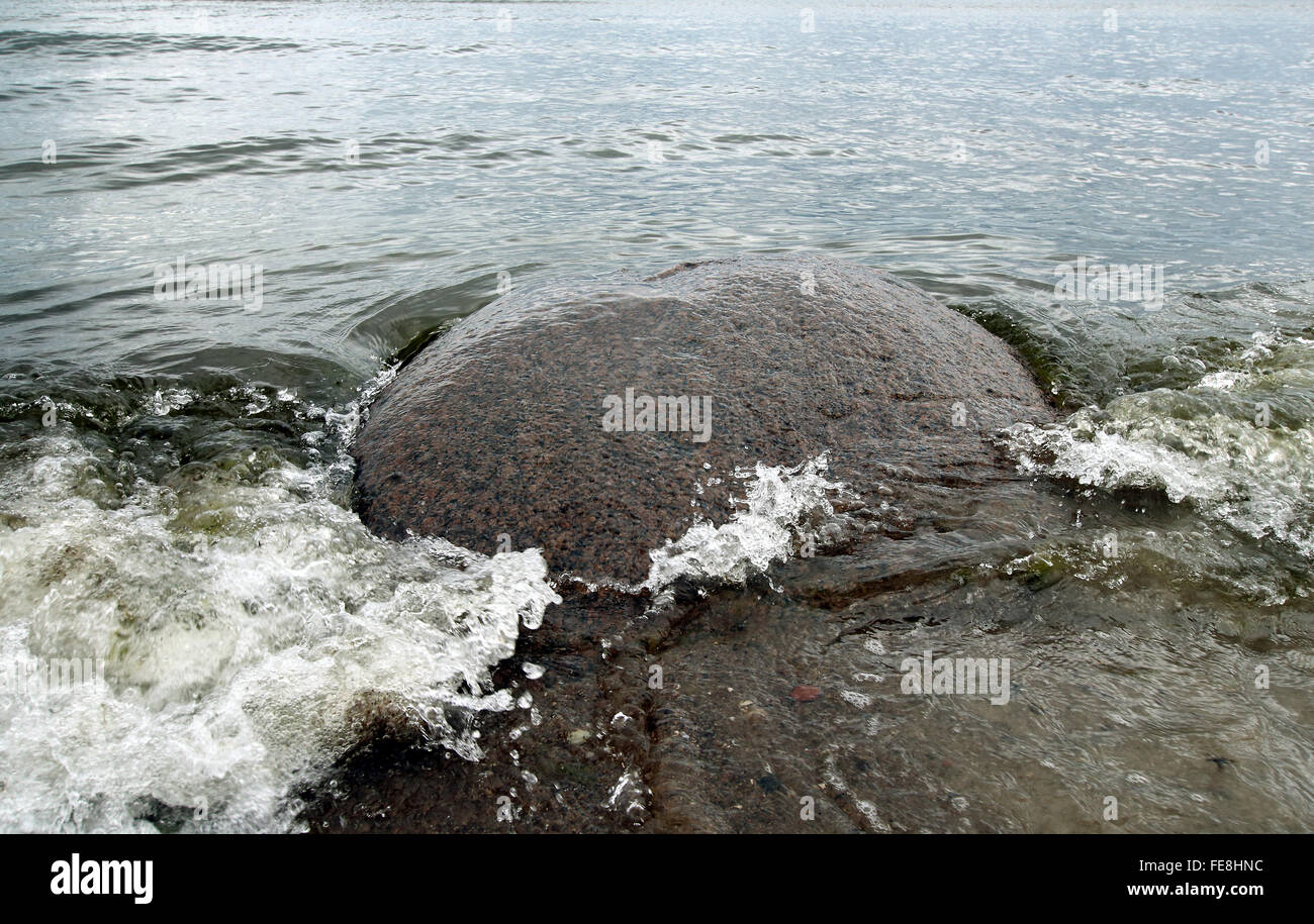 Meer und Stein. An der Küste des Meeres nach dem Sturm Stockfoto