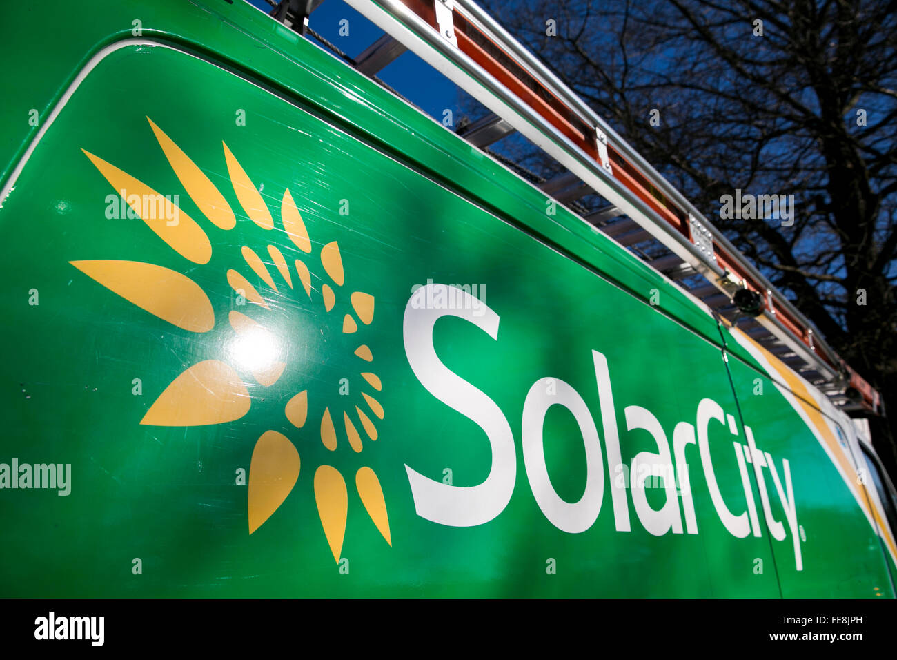 Ein Arbeit-LKW mit einem Logo der SolarCity in Beltsville, Maryland am 2. Januar 2016. Stockfoto